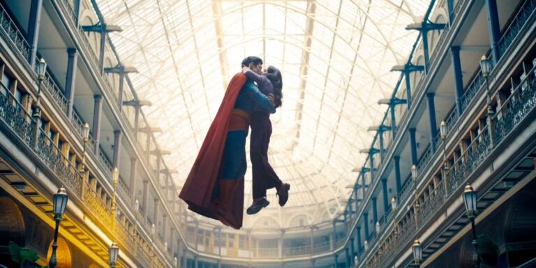 superman-and-lois-lane-float-while-kissing-in-2025-s-superman